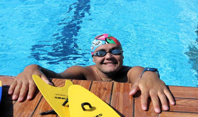 İzmirde otizmli yüzücü Tunanın sıradaki hedefi Manş Denizini geçmek