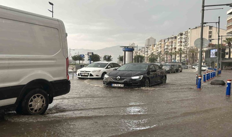 İzmiri yaz sağanağı vurdu