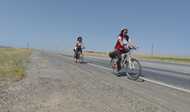 Kadın bisikletçiler, kuraklığa dikkat çekmek için Van Gölünün etrafında pedal çevirdi