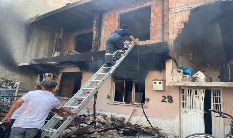 Kadın kocasına kızıp evi ateşe verdi, kendii de yandı