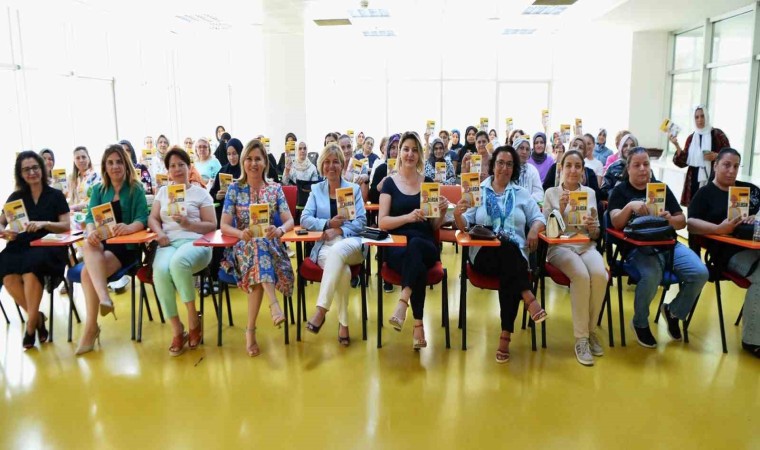 ‘Kadın Yazarıyla Buluşuyor projesinde ilk kitap dağıtıldı