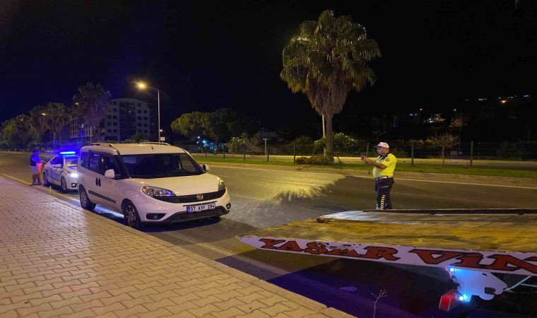 Kadını darp ederken kendisine müdahale eden polise mukavemette bulundu