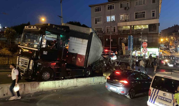 Kağıthanede virajı alamayan tırın dorsesi yan yattı, tonlarca ürün yola saçıldı