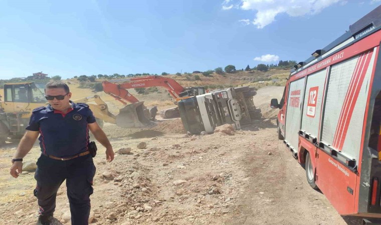 Kahramanmaraşta kum yüklü kamyon devrildi: 1 yaralı