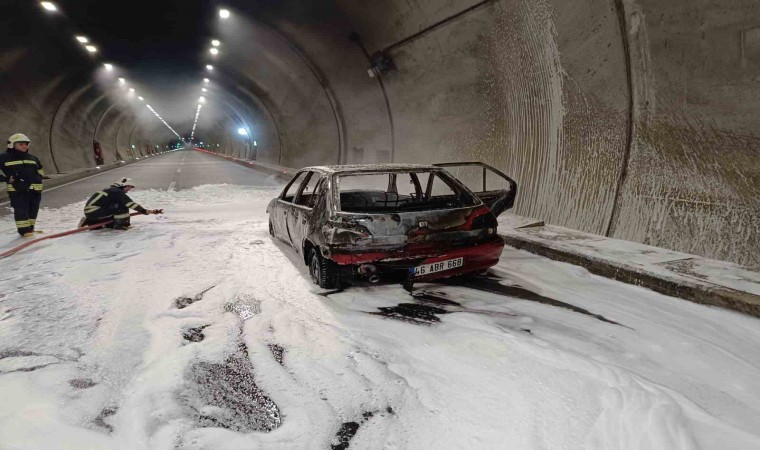 Kahramanmaraşta seyir halindeki otomobil alev aldı