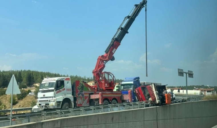 Kamyonet demir korkuluklara asılı kaldı: 1 yaralı