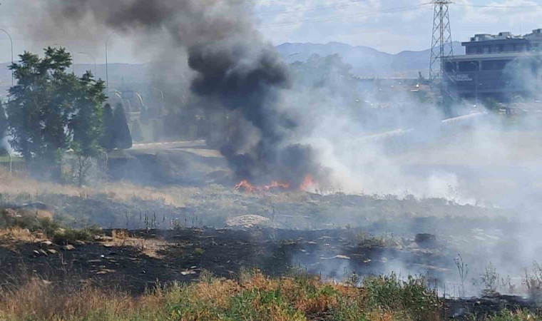 Karamanda boş arazideki kuru otların tutuşması sonucu çıkan yangın korkuttu