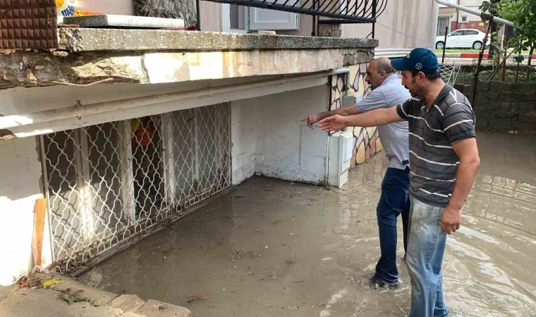 Karamanda sağanak sele neden oldu, 2 kişi canını zor kurtardı