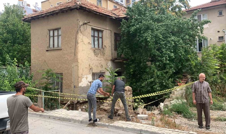 Karamanda sel sularının temeline hasar verdiği 2 katlı kerpiç evde önlem alındı