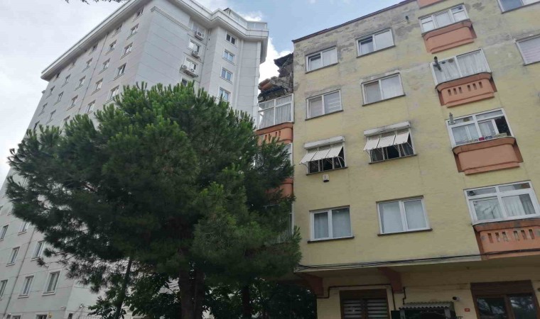 Kartalda 4 katlı binada balkon çöktü