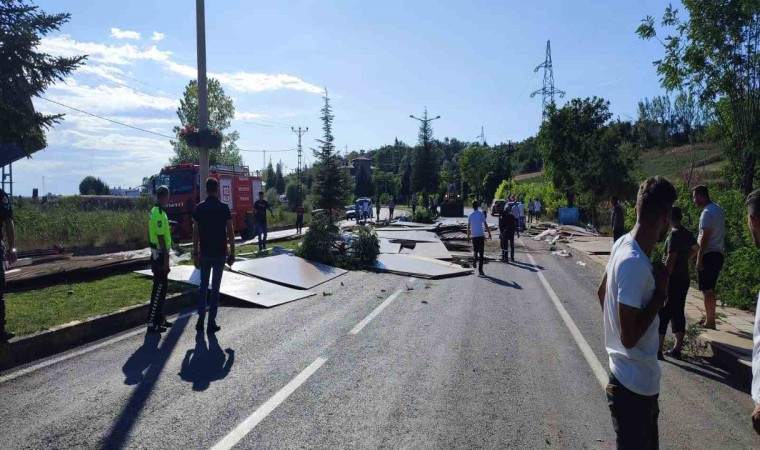 Kastamonuda devrilen tırdaki suntalar yolu trafiğe kapattı: 1 yaralı