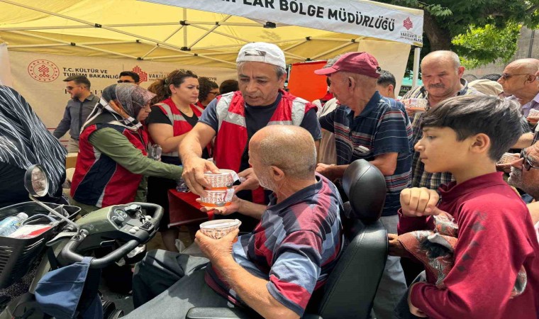 Kayseri Vakıflar Bölge Müdürlüğünden aşure ikramı