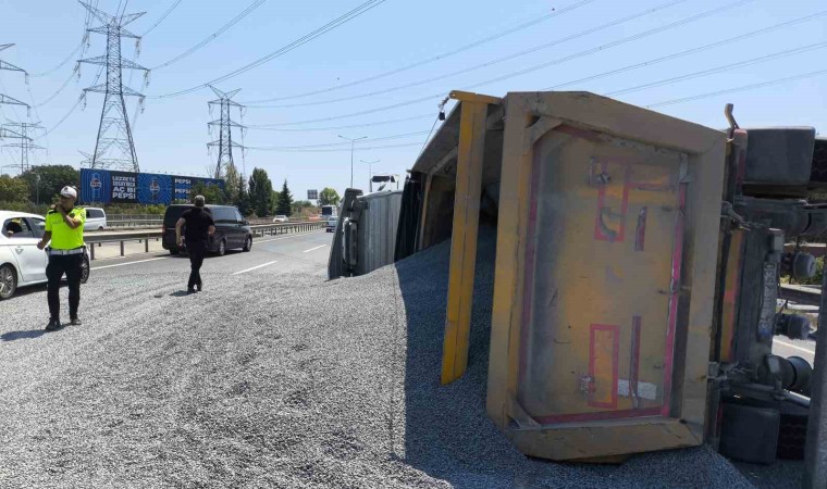 Kemerburgazda hafriyat kamyonu devrildi: Sürücü hafif yaralandı, mıcırlar yola saçıldı