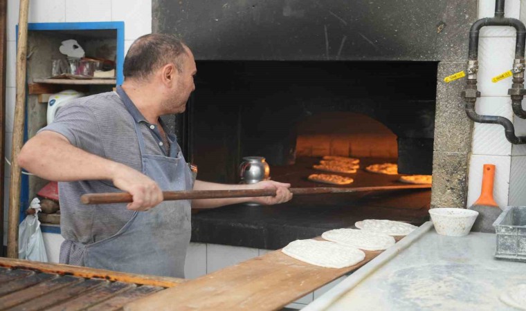 Kilisin 40 derecelik sıcağında fırınların zorlu ekmek mesaisi