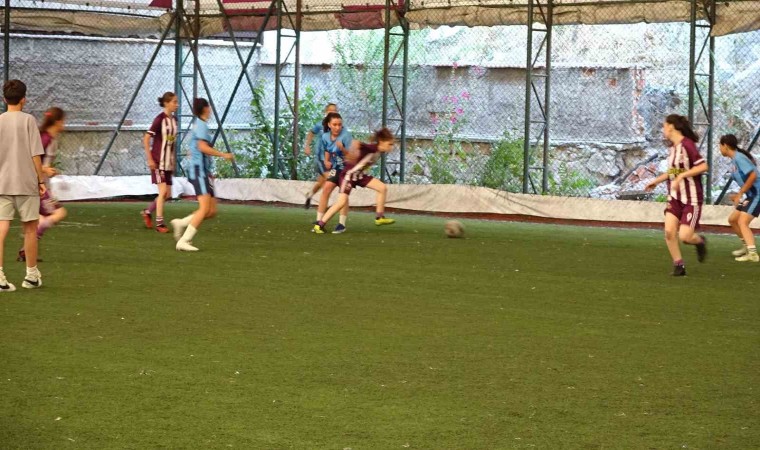 Kız futbol takımları antrenman amaçlı futbol müsabakası yaptı