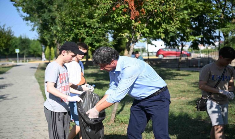 Kocamandan gençlerle mıntıka temizliği