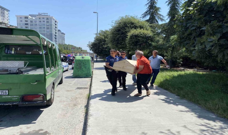 Küçükçekmecede ağaçlık alanda ceset bulundu