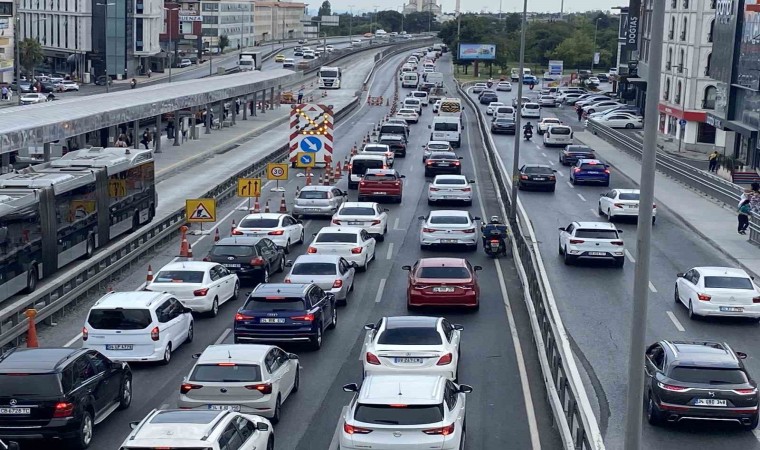 Küçükçekmecede İBBnin yol çalışması trafik çilesine döndü