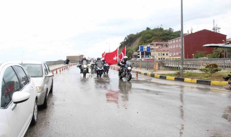 Kurtuluş Savaşında cephanenin taşındığı İstiklal Yolunu motorla geçiyorlar