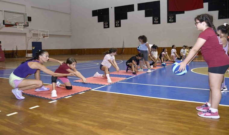 Kuşadasında çocuklar yaz spor okuluyla tatili keyifli geçiriyor