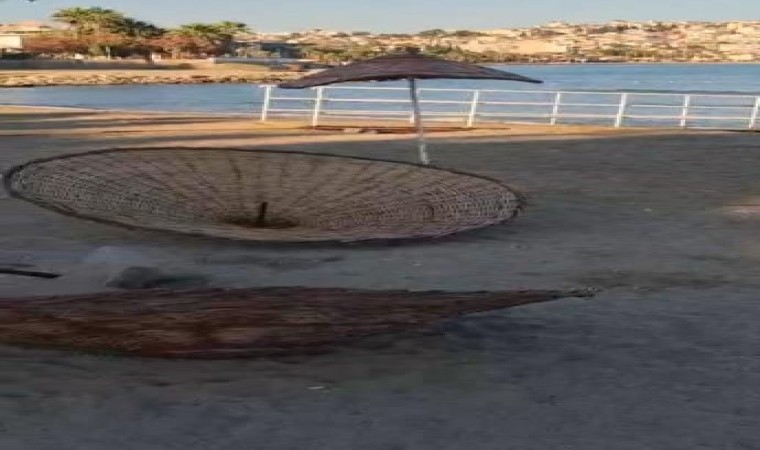 Kuşadasında halk plajlarındaki şemsiyeler tahrip edildi