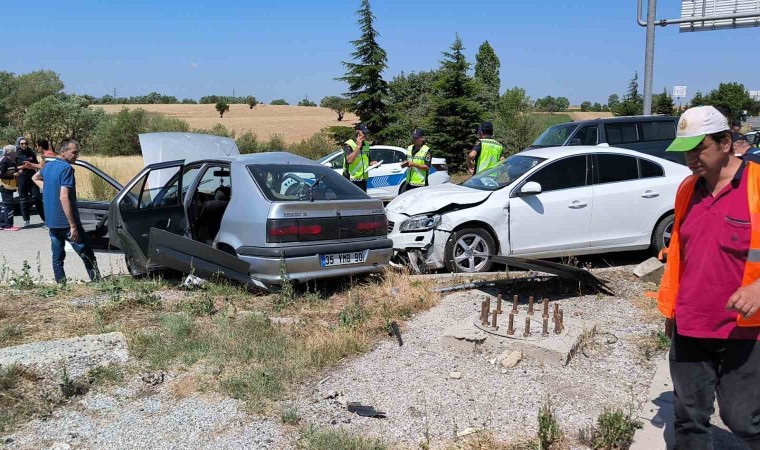 Kütahyada trafik kazası: 1 ölü, 2 yaralı