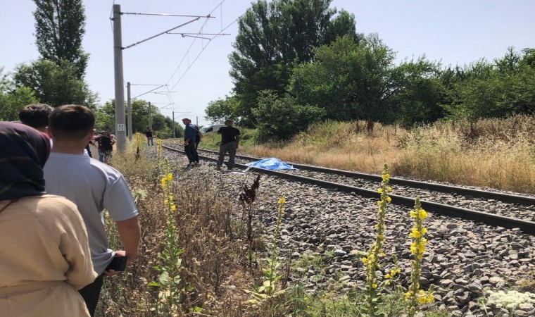 Kütahyada yolcu treni çapa motoruna çarptı: 1 ölü