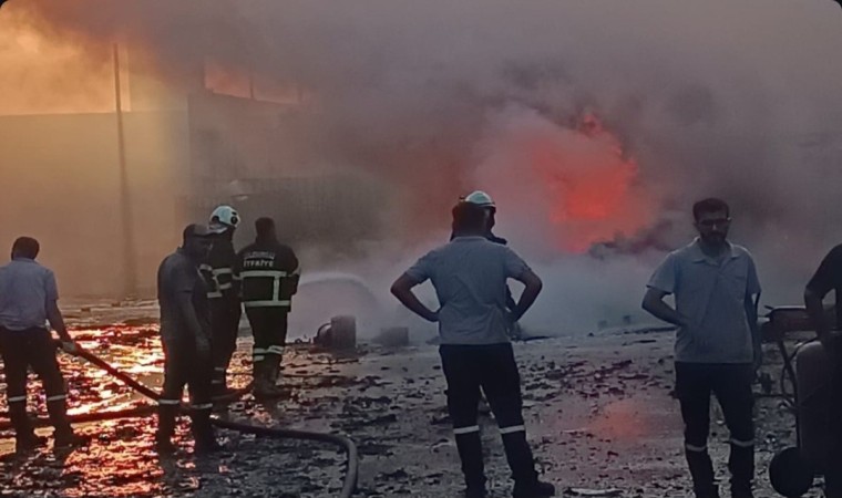 Lüleburgazda geri dönüşüm fabrikasında çıkan yangın söndürüldü