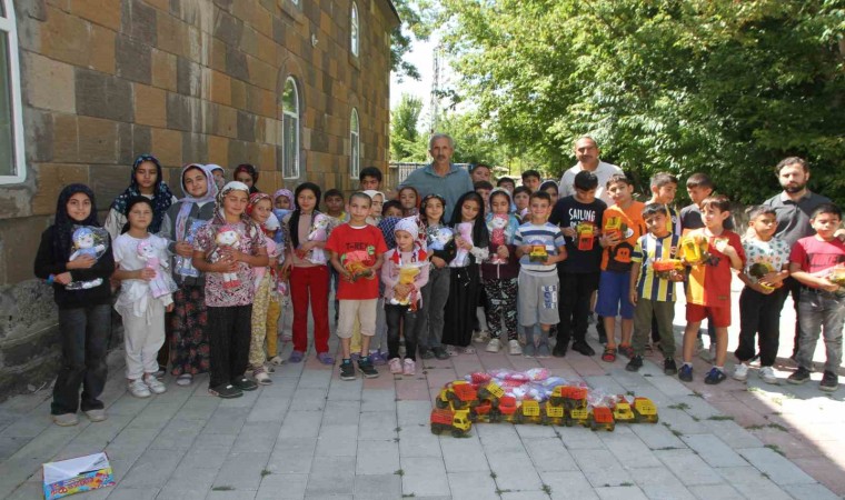 Mahalle muhtarından Kuran kursu öğrencilerine oyuncak sürprizi