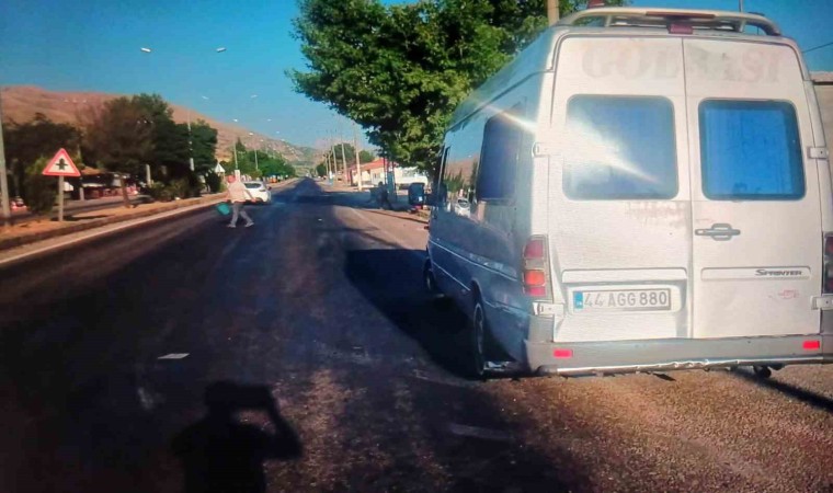 Malatyada tır ile minibüs çarpıştı, 3 yaralı