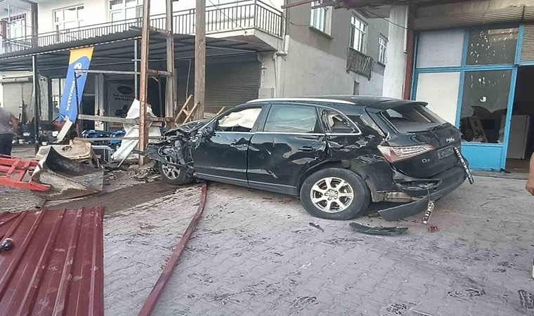 Malatyada U dönüşü sırasında çarpışan iki araç traktöre çarptı: 4 yaralı