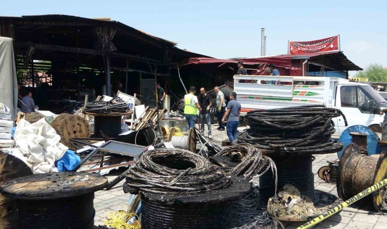 Malatyada yangının vurduğu esnaf geriye kalan sağlam mallarını kurtarmaya çalışıyor