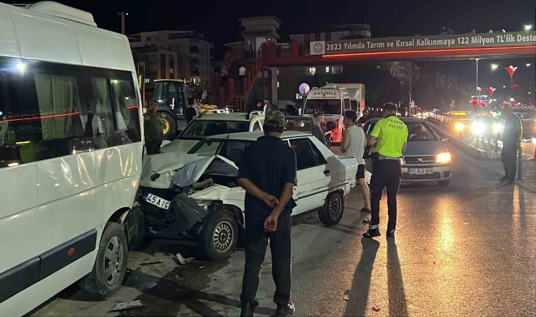 Manisada 4 araçlı zincirleme trafik kazası: 9 yaralı
