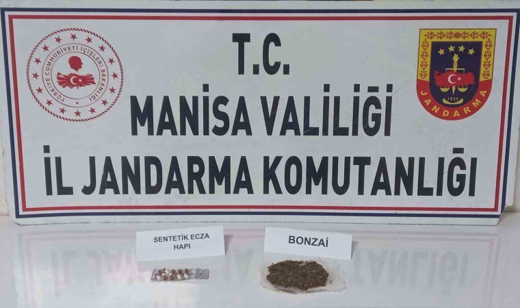 Manisada şüphelilerden bonzai ve uyuşturucu hap çıktı