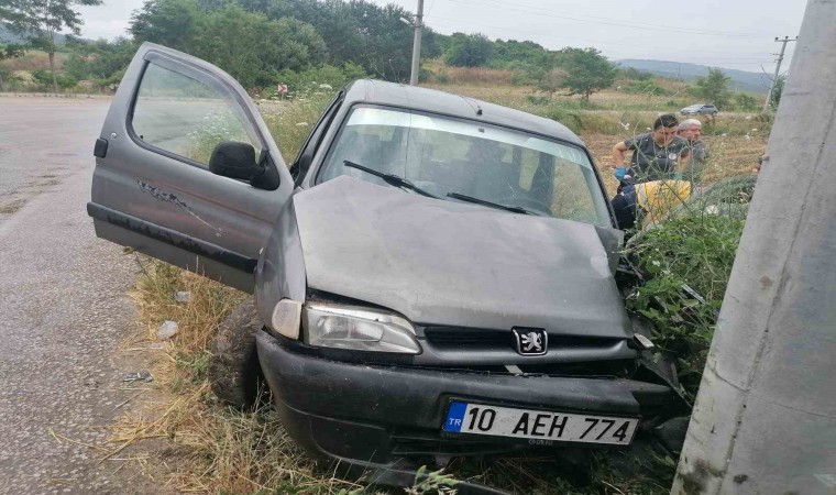 Manyasta elektrik direğine çarpan sürücü yaralandı