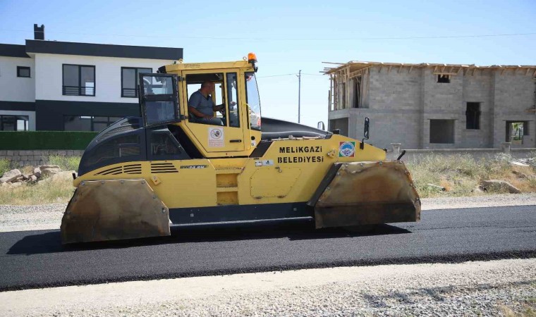 Melikgazi Belediyesi, Mimarsinan Mahallesinde 9 sokakta asfalt çalışması yapıyor