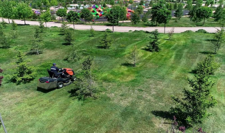 Meram Belediyesi estetik ve konforlu parklar için aralıksız çalışıyor