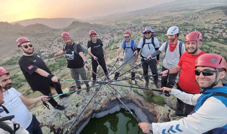 Merhum Ertaşın Gönül Dağına dağcılar Türk Bayrağı dikti