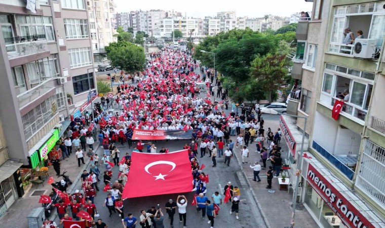 Mersinde 15 Temmuz anma yürüyüşü düzenlendi, demokrasi nöbeti tutuldu