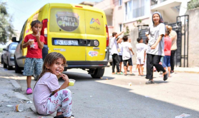 Mersinde çocuklara limonlu dondurma ikram ediliyor