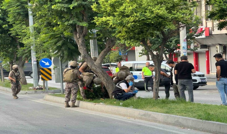 Mersinde karakol önünde havaya ateş açan şahsı özel harekat polisi vurdu