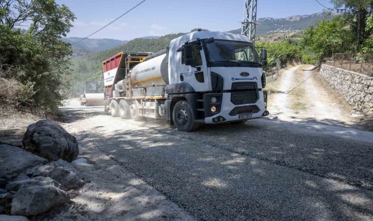 Mersinde kırsal mahallelerde yol yapım çalışmaları sürüyor