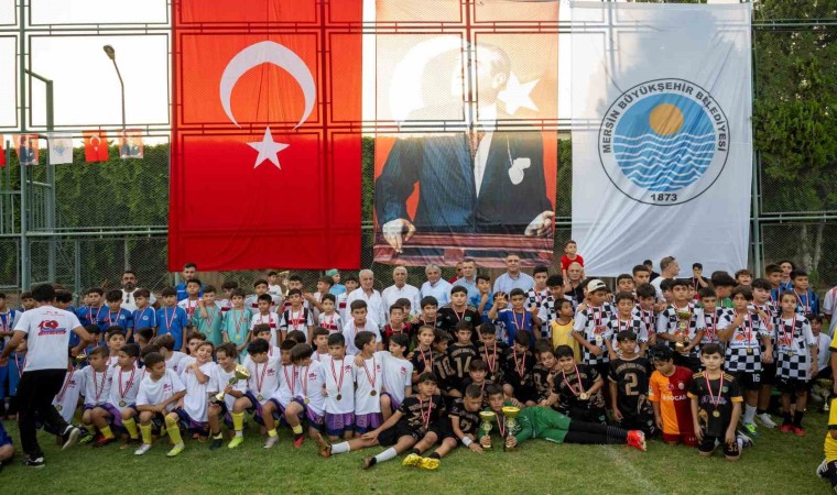 Mersinde U-11/U-12 Futbol Şenliği Ligi ödül töreni ile son buldu