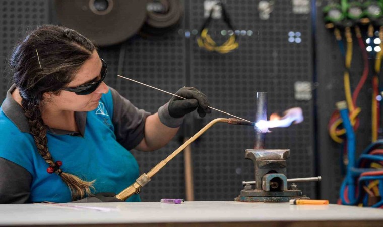 Meslek Fabrikasından mezun olan kadın kaynakçılar işbaşı yaptı