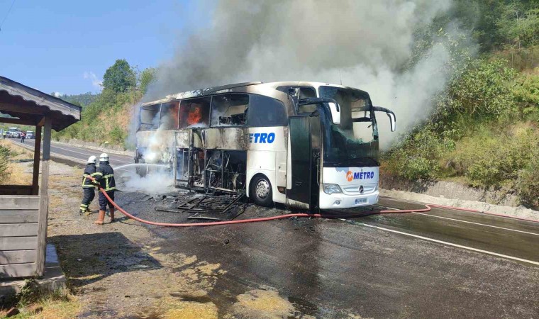 Metro Turizmin Mercedes marka otobüsü alev alev yandı