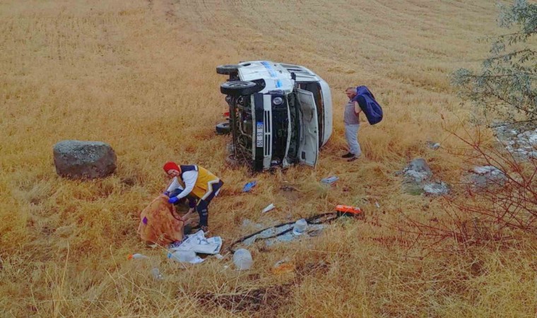 Minibüs buğday tarlasına devrildi: 2 yaralı