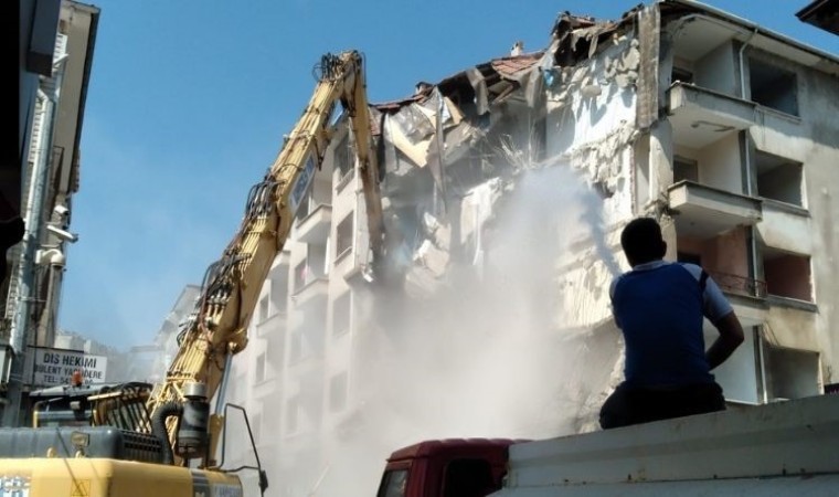 Mudanyada yıkılan binalar nedeniyle trafik kontrollü sağlanıyor