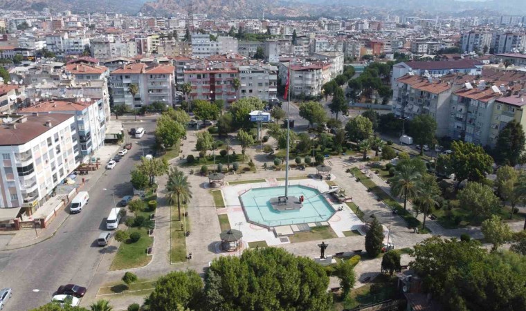 Nazilli Belediyesi, Cumhuriyet Parkını temizledi