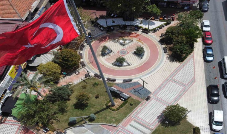 Nazilli Belediyesinden meydanda temizlik ve bakım çalışması