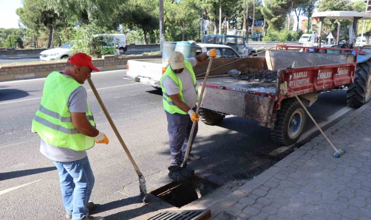 Nazillide karayolu güzergahı üzerinde mazgal temizliği yapıldı